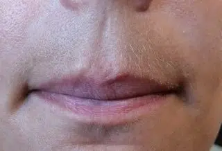 duvet moustache femme