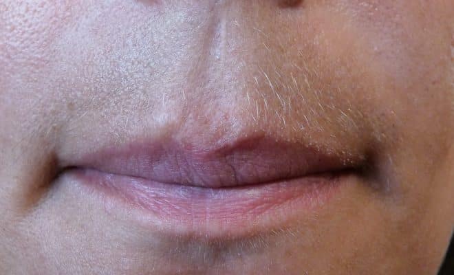duvet moustache femme